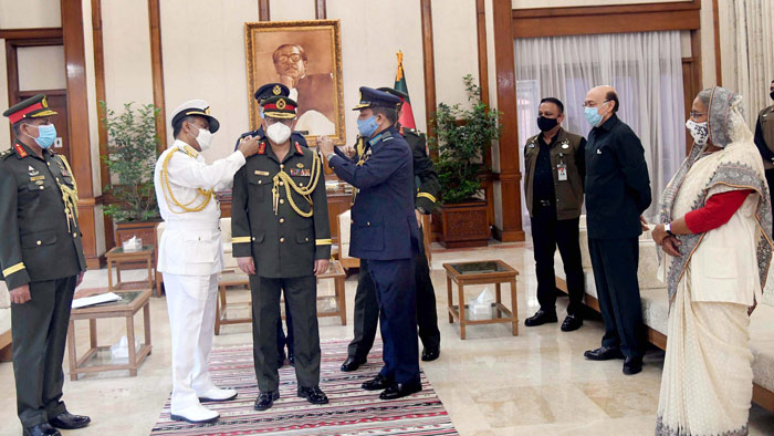 নতুন পিএসও-কে লে. জে. পদের র্যাঙ্ক ব্যাজ পরানো হয়েছে নতুন পিএসও-কে লে. জে. পদের র্যাঙ্ক ব্যাজ পরানো হয়েছে