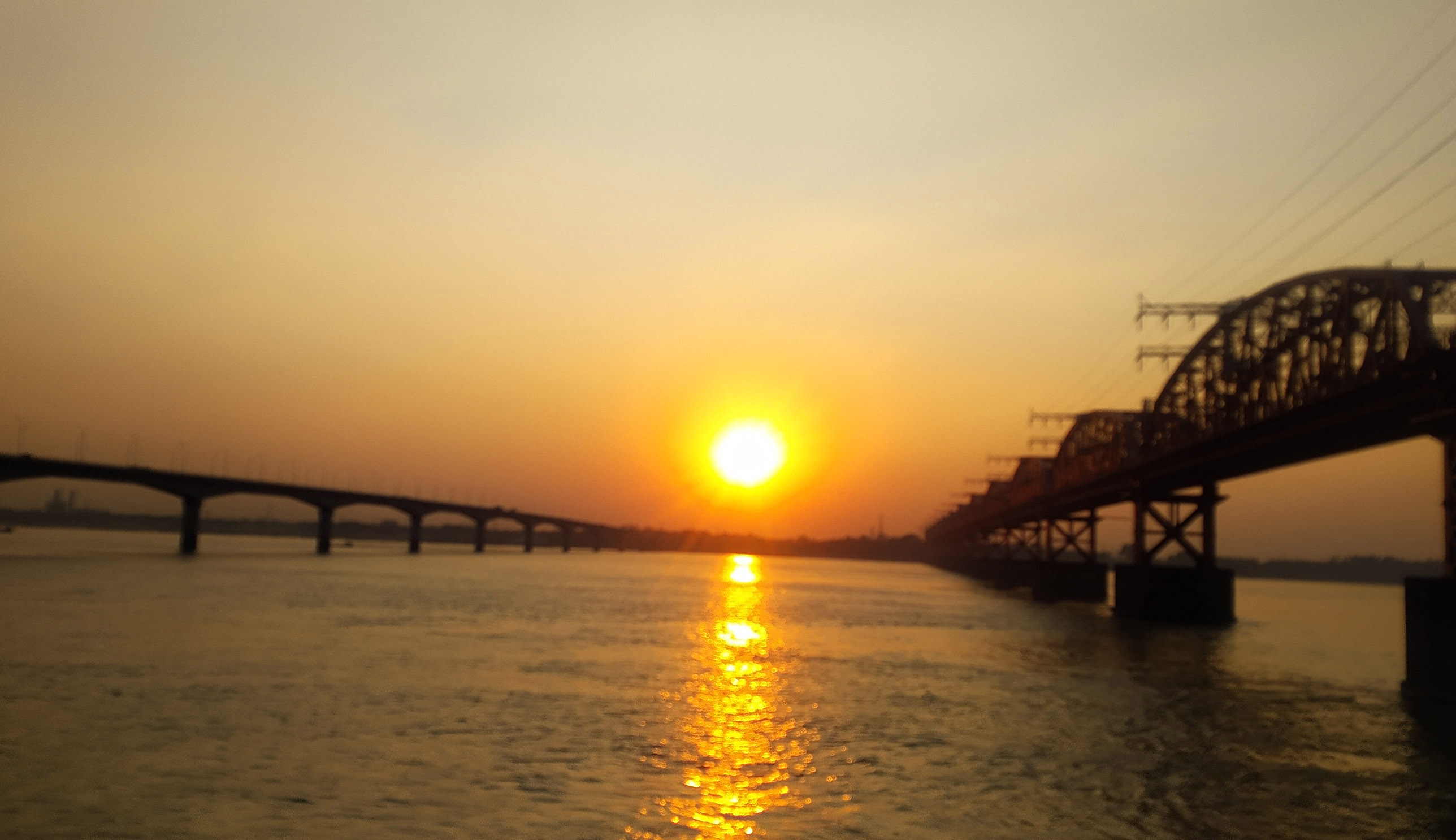 বিকেল পেরিয়ে গোধূলিলগ্নের ঠিক আগে। সুনসান নীরবতায় দাঁড়িয়ে কালের সাক্ষী হার্ডিঞ্জ ব্রীজ। নিচ দিয়ে বয়ে যাচ্ছে ঘোলা জলের স্রোত। মনোমুগ্ধকর এ ছবিটি সোমবার (১৬ নভেম্বর) পাবনার পাকশী থেকে তোলা। বিকেল পেরিয়ে গোধূলিলগ্নের ঠিক আগে। সুনসান নীরবতায় দাঁড়িয়ে কালের সাক্ষী হার্ডিঞ্জ ব্রীজ। নিচ দিয়ে বয়ে যাচ্ছে ঘোলা জলের স্রোত। মনোমুগ্ধকর এ ছবিটি সোমবার (১৬ নভেম্বর) পাবনার পাকশী থেকে তোলা।