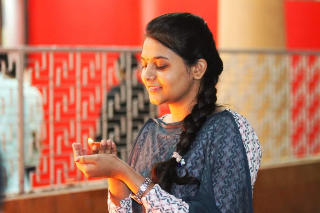 ঢাকেশ্বরী জাতীয় মন্দিরে প্রদীপ জ্বালিয়ে দীপাবলি পালন করেন সনাতন ধর্ম্বালম্বীরা। ছবিটি শনিবার রাতে তোলা।