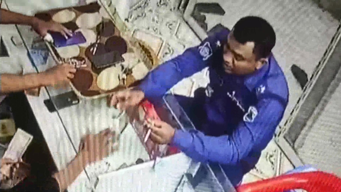 রাজশাহীতে পুলিশ কর্মকর্তার ঘুষ নেয়ার ভিডিও ভাইরাল রাজশাহীতে পুলিশ কর্মকর্তার ঘুষ নেয়ার ভিডিও ভাইরাল