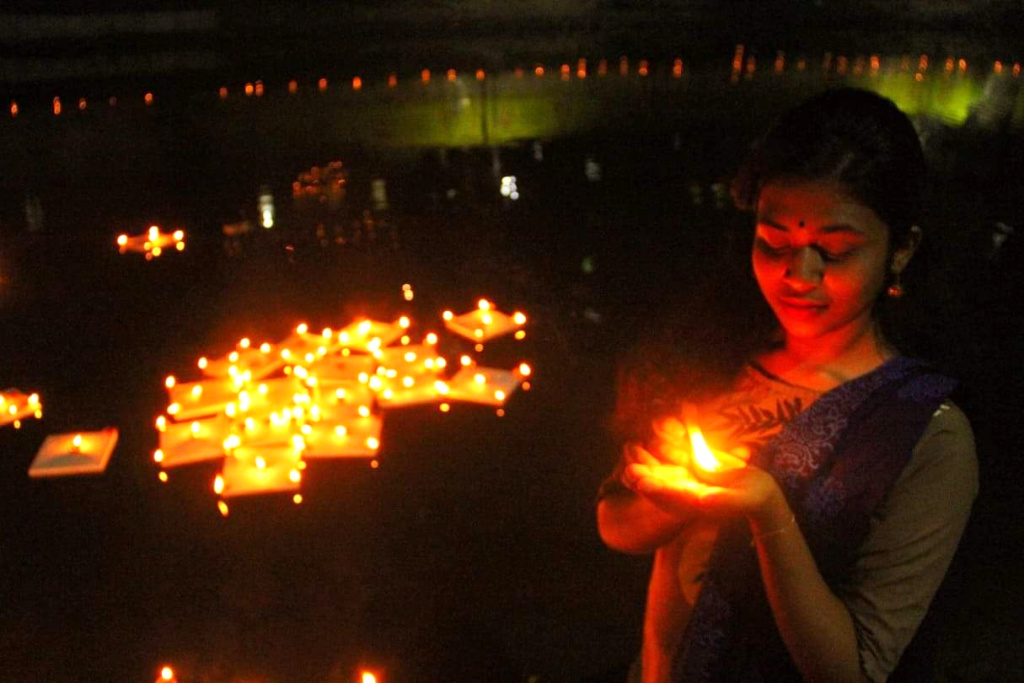 ঢাকেশ্বরী জাতীয় মন্দিরে প্রদীপ জ্বালিয়ে দীপাবলি পালন করেন সনাতন ধর্ম্বালম্বীরা। ছবিটি শনিবার রাতে তোলা।