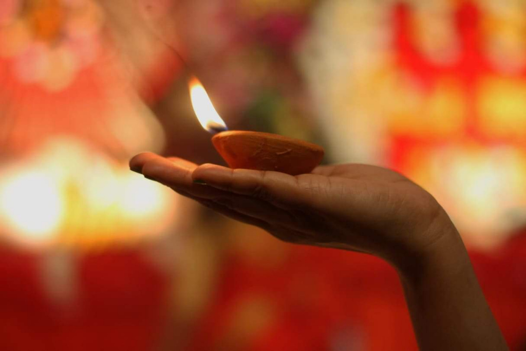 ঢাকেশ্বরী জাতীয় মন্দিরে প্রদীপ জ্বালিয়ে দীপাবলি পালন করেন সনাতন ধর্ম্বালম্বীরা। ছবিটি শনিবার রাতে তোলা।