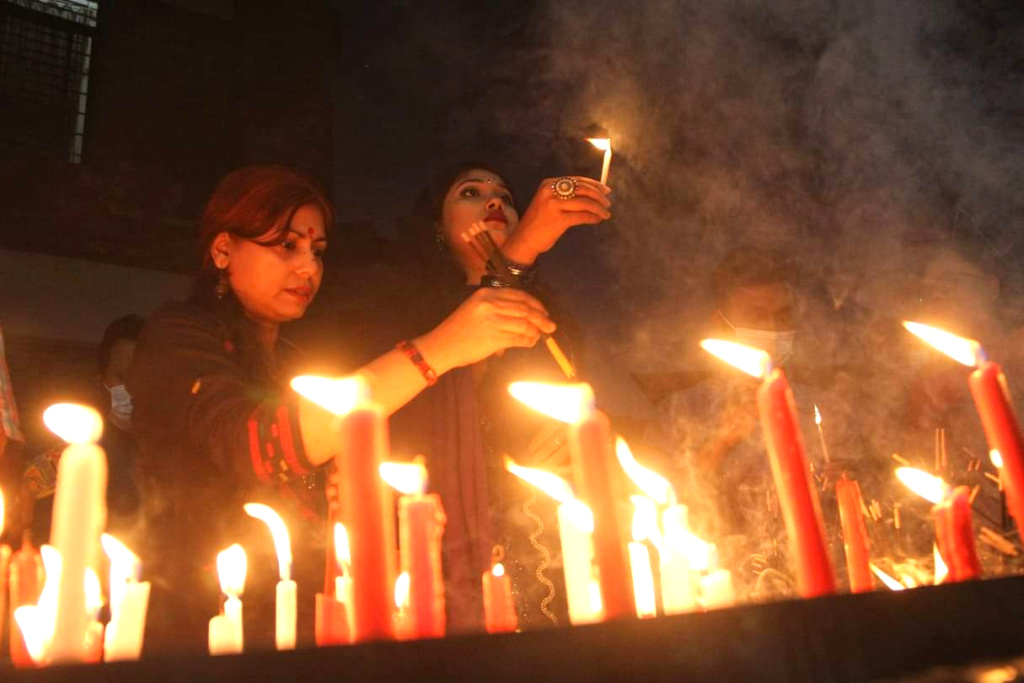 ঢাকেশ্বরী জাতীয় মন্দিরে প্রদীপ জ্বালিয়ে দীপাবলি পালন করেন সনাতন ধর্ম্বালম্বীরা। ছবিটি শনিবার রাতে তোলা।
